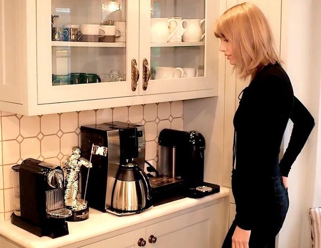 Dapur dari rumah Taylor Swift ini masih relate lah dengan dapur kita-kita, modelnya minimalis, simple dan nggak terlalu gede ukurannya.