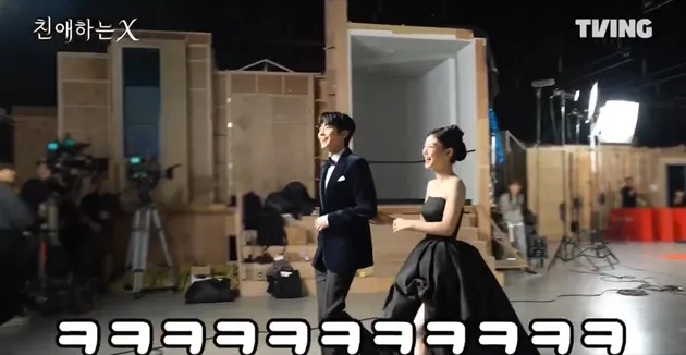 Kim Yoo Jung ketawa saat syuting