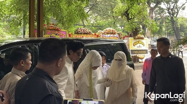 Portrait of Adiba Khanza Arriving at the Wedding Location Accompanied by Umi Pipik and Abidzar Al Ghifari