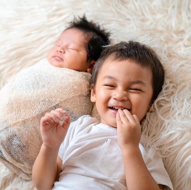 Portrait of Rafathar and Kiano's Style Competition When Taking Care of Their Adorable Sibling, Equally Handsome and Fond of Giving Cute Kisses