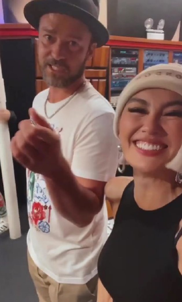 Agnez Mo's Portrait with a Series of Foreign Artists After Rejecting Rumors of Being Reported Dead, Buzzing Among Netizens