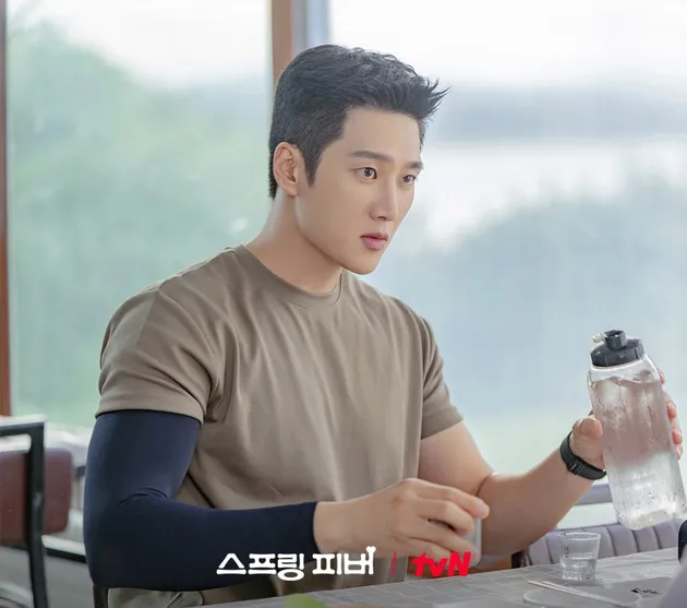 potret ahn bo hyun tampil kekar di spring fever