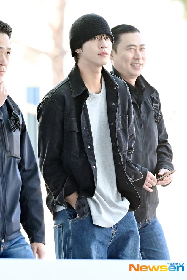 Ahn Hyo Seop bersama bodyguard