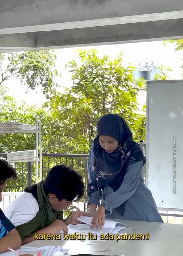 Aishah Prastowo Saat Sedang Mengajar