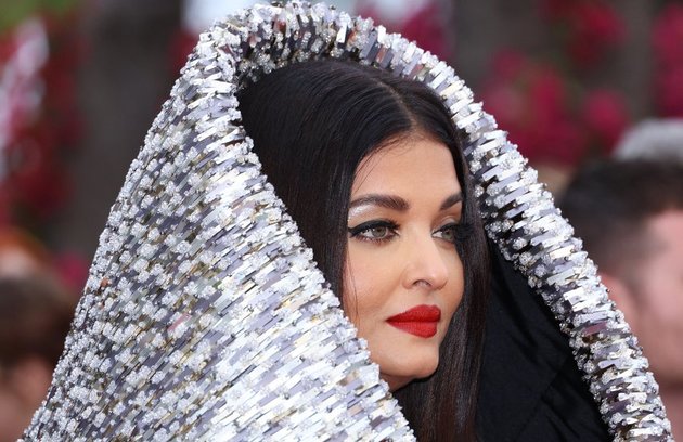 Aishwarya Rai's Cannes 2023 Portrait, Dress Called Strange - Indian Netizens Mock