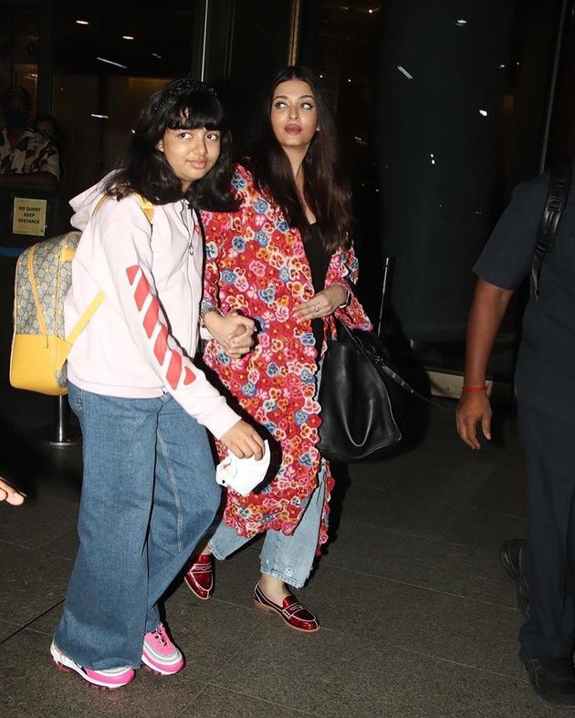 Aishwarya Rai menggandeng Aaradhya Bachchan ketika keluar dari bandara.