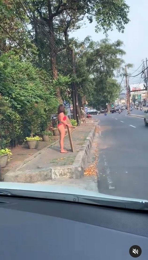 Portrait of Dinar Candy's Bold Action Going Down the Street Wearing Only a Bikini, Protesting Because PPKM is Extended - Reaping Pros and Cons