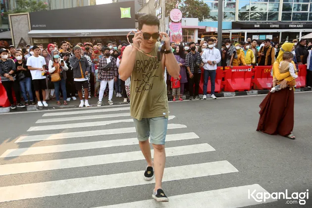 Potret Aldi Taher Bergaya di Citayam Fashion Week