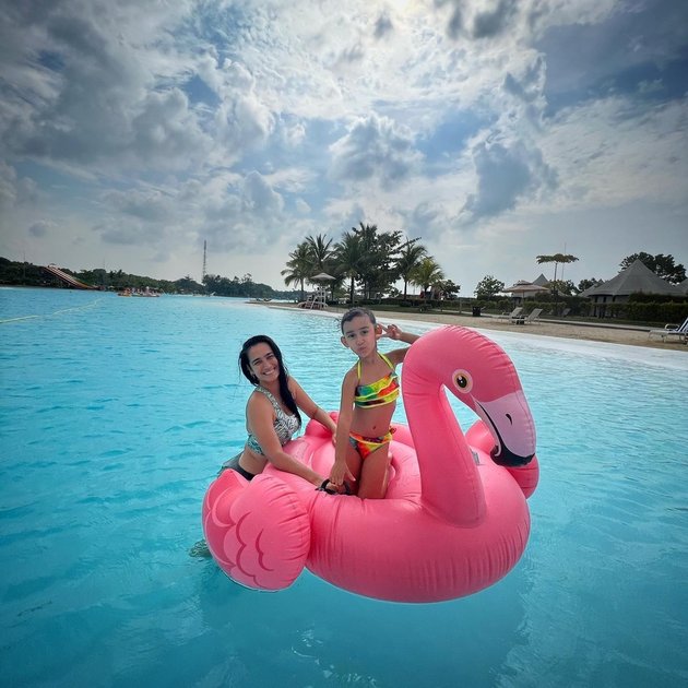Portrait of Alexandra Gottardo's Vacation with Her Daughter in Bintan, Fun Together