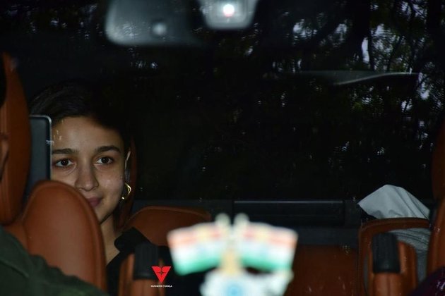 Portrait of Alia Bhatt Returning Home from the Hospital After Giving Birth to Her First Child, Still Beautiful Without Makeup!