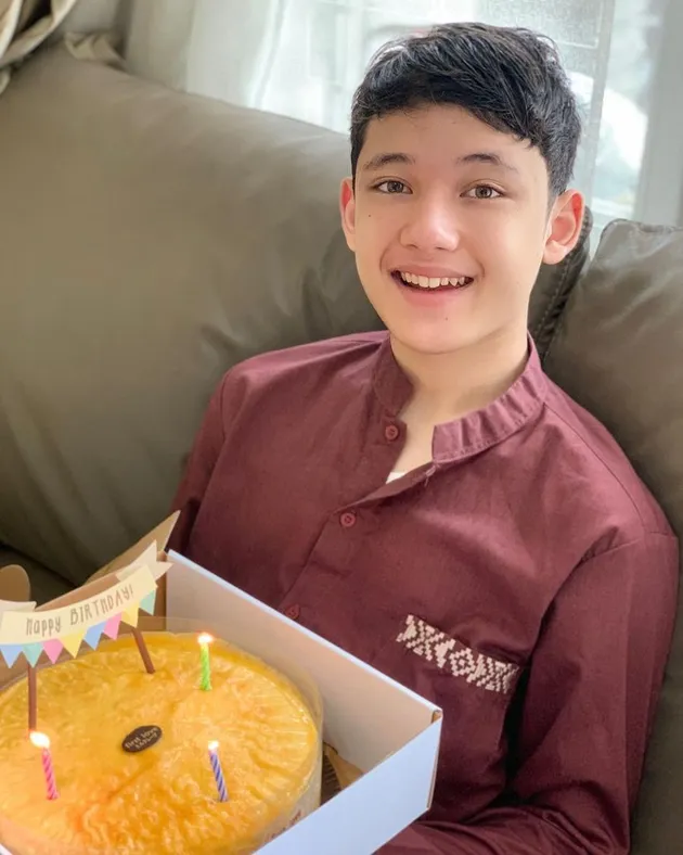 Potret Tampan Alwi Assegaf
