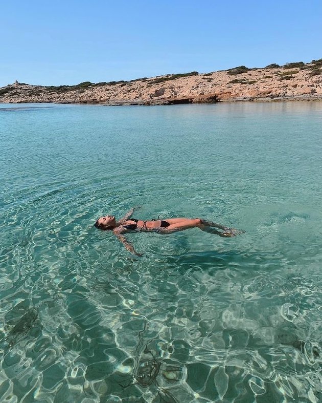 Hot Bikini Photos of Alyssa Daguise, Enjoying Summer in France and Greece