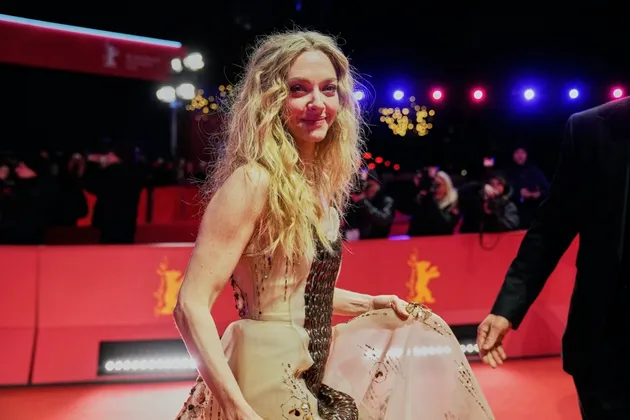 Rambut blonde Amanda Seyfried yang dibiarkan terurai dengan gaya beachy waves