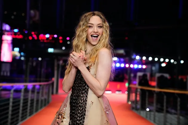 Amanda Seyfried tersenyum ceria di red carpet Berlinale 2026