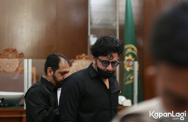 Portrait of Ammar Zoni Crying Sentenced to 1 Year in Prison for Drug Cases, Not Accompanied by Irish Bella - Hugging Younger Brother