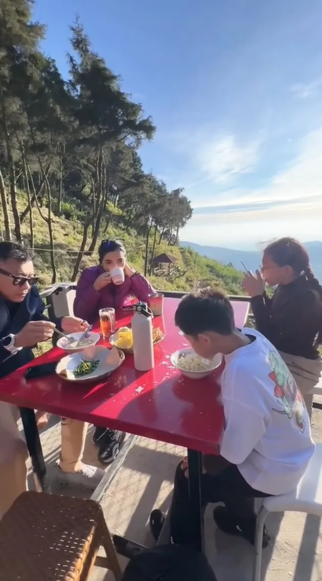 Potret Anang Ashanty Ajak Keluarga Ngopi Cantik di Bukit Sikunir