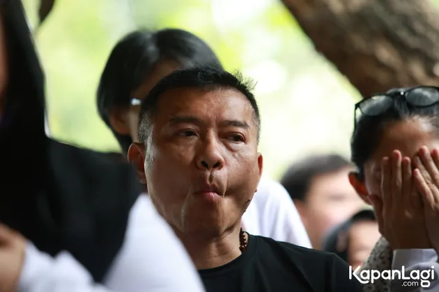Anang Hermansyah Menangis di Pemakaman Bunda Iffet