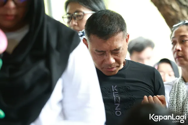 Anang Hermansyah Menangis di Pemakaman Bunda Iffet