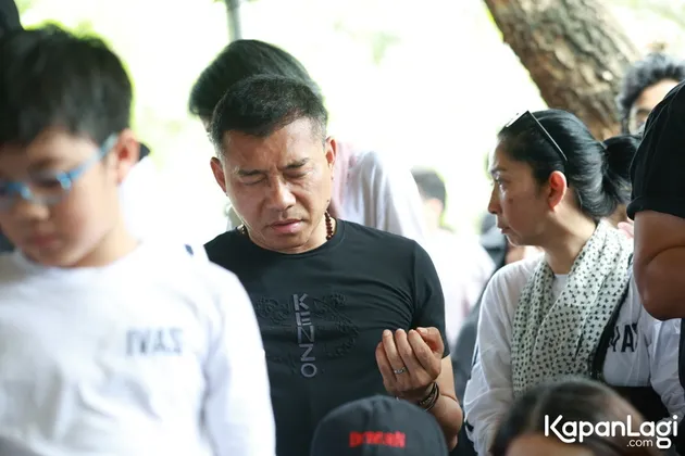 Anang Hermansyah Menangis di Pemakaman Bunda Iffet