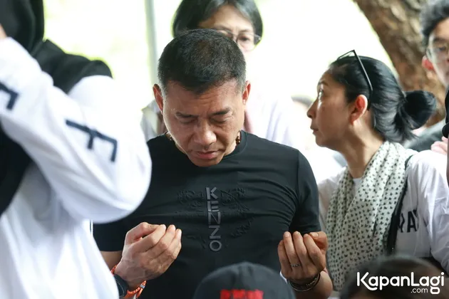 Anang Hermansyah Menangis di Pemakaman Bunda Iffet