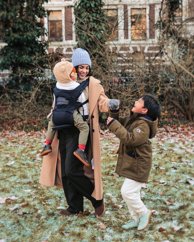 Portrait of Andien's Winter Vacation in Europe with Her Husband and Two Children, Kawa & Tabi are So Adorable!