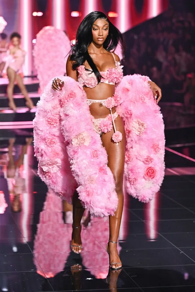 Angel Reese tampil di Victoria&#039;s Secret