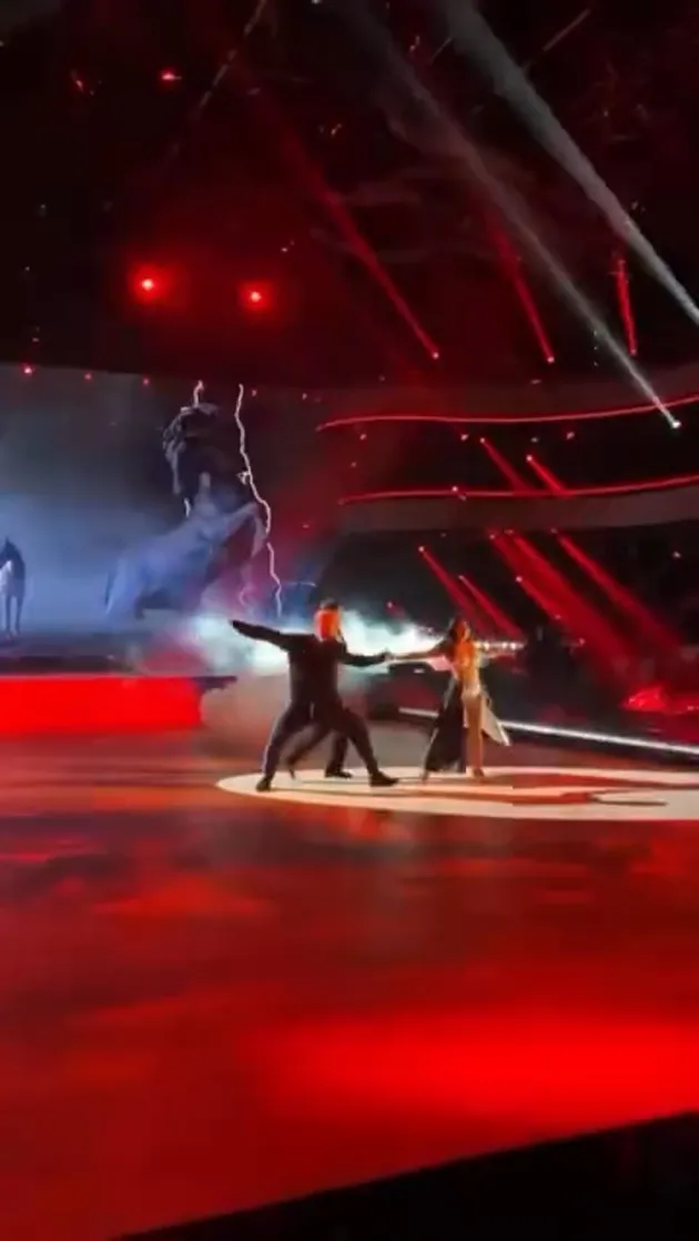 Anggun C Sasmi dansa