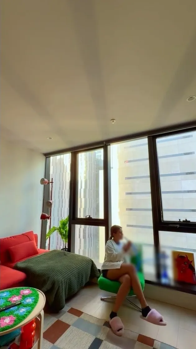 Awkarin santai di dalam kamar