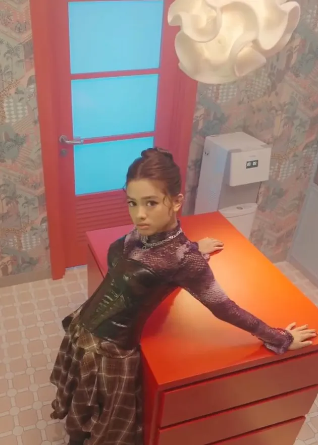 Aqeela Calista di Klip MV-nya