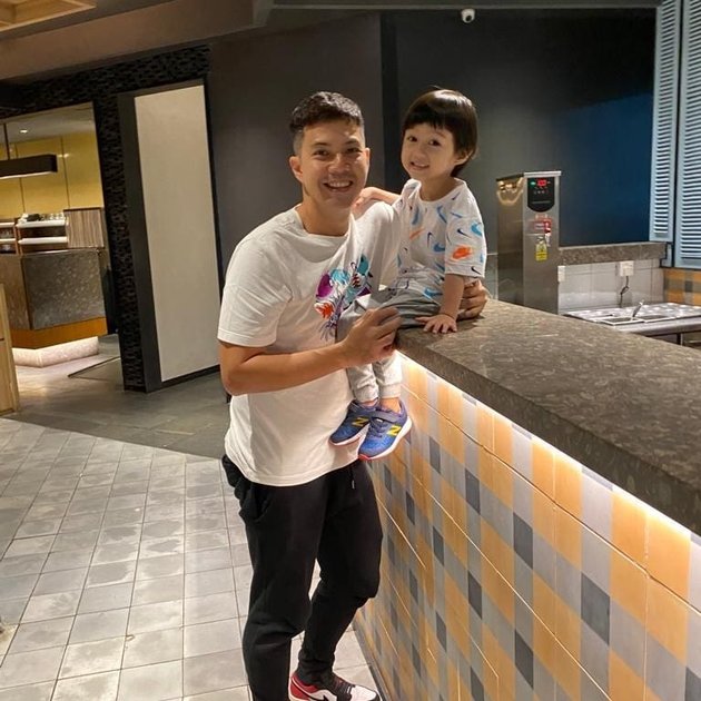 Portrait of Arie Dwi Andhika Taking Care of Children, Beloved Hot Daddy - Flood of Netizens' Praise