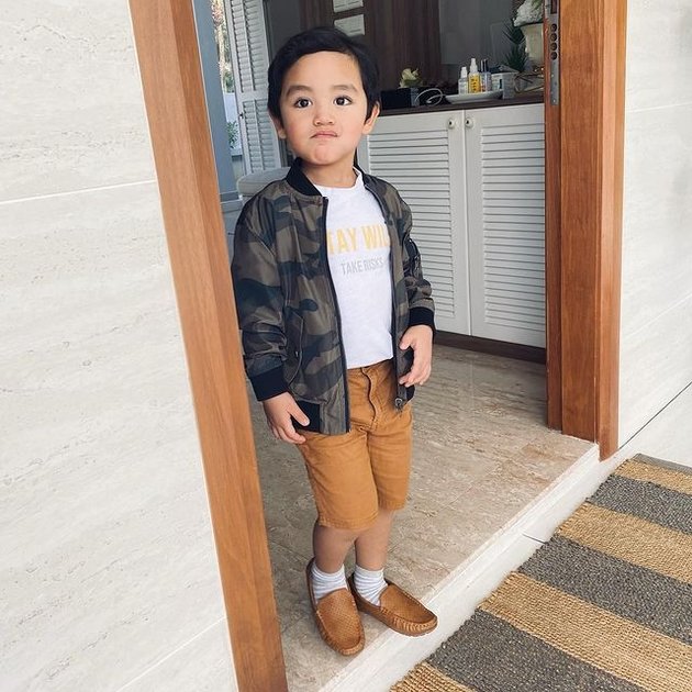 Portrait of Arif Jiwa Asyraf, Siti Nurhaliza's Grandson, who is becoming more handsome and fashionable