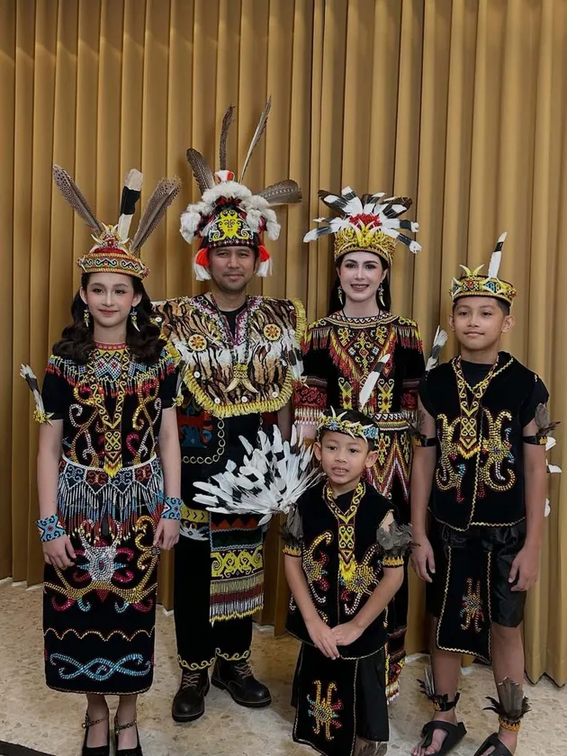 Arumi Bachsin pakai baju dayak