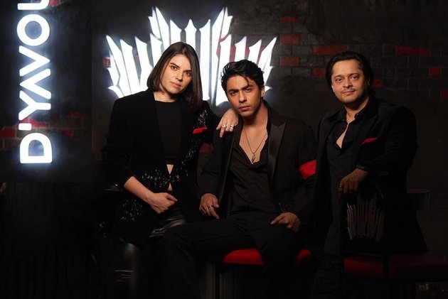 Portrait of Aryan Khan, Shahrukh Khan's Son, who Just Debuted as a Director, Now Opens Alcohol Business in India
