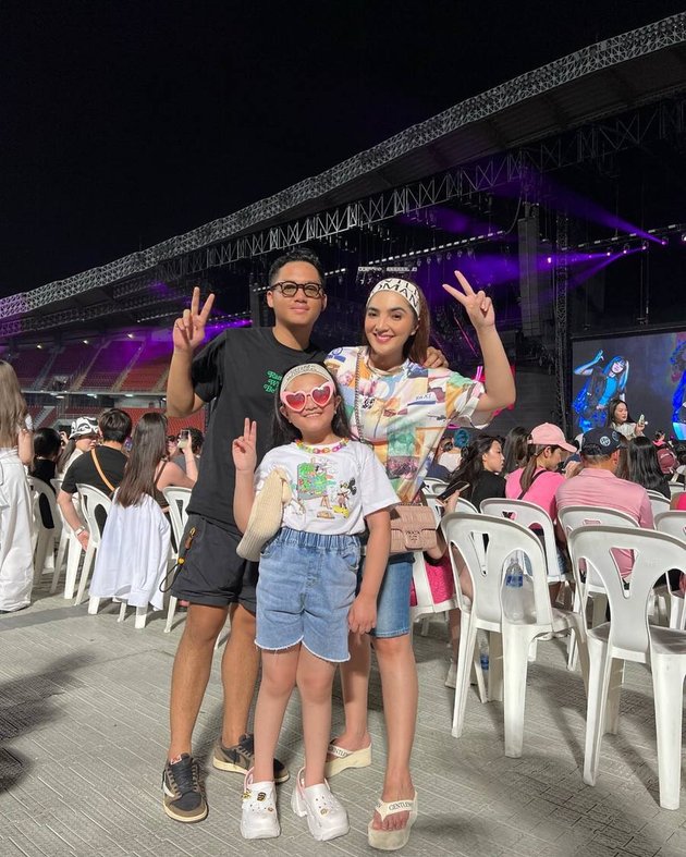 Ashanty and Arsy's Portrait Watching BLACKPINK in Thailand, So Happy to Meet Lisa's Mom