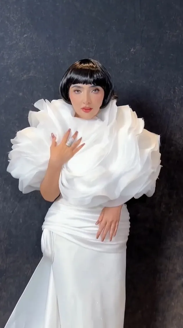 Kenakan Gaun Putih dengan Ruffle