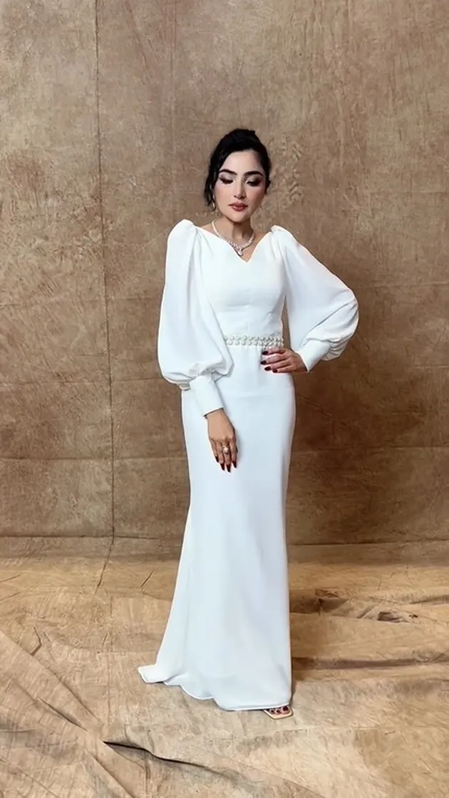 Gaun Putih dengan Rambut Low Updo