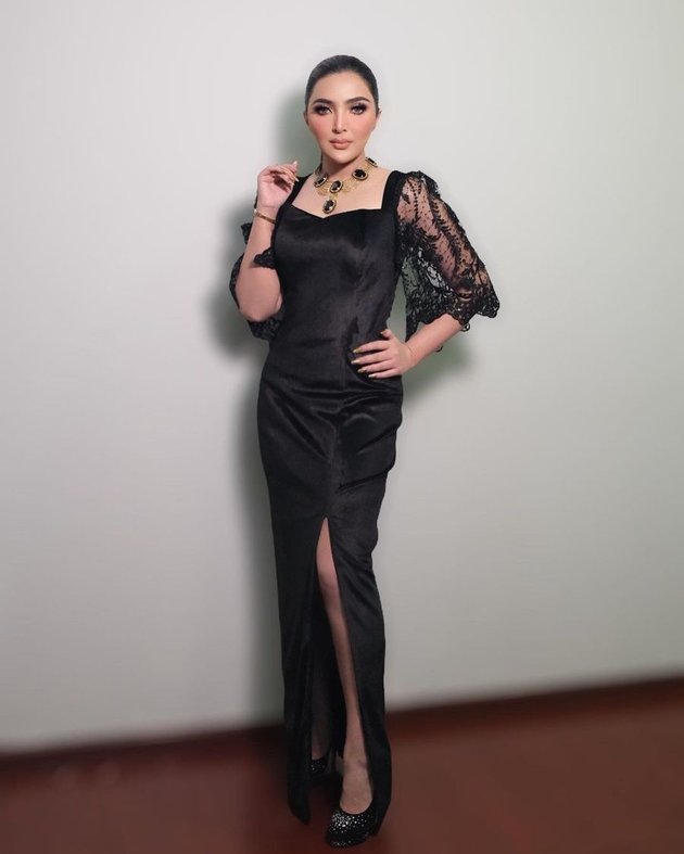Portrait of Ashanty Looking Elegant in a Black Dress at AMI Awards 2021, Said to Resemble Millen Cyrus - Still Stay Young Despite Soon Becoming a Grandmother