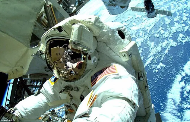 foto-foto astronot di luar angkasa