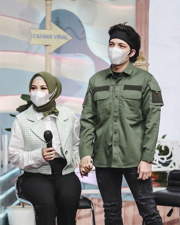 Sebagai pasangan selebritis yang sedang naik daun, Atta Halilintar dan Aurel Hermansyah memiliki jadwal yang cukup padat bahkan di hari perayaan 1 bulan pernikahan mereka.