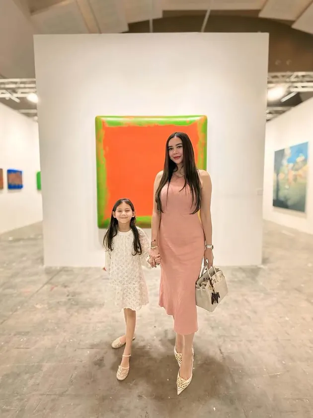 Aura Kasih dan Arabella lihat lukisan