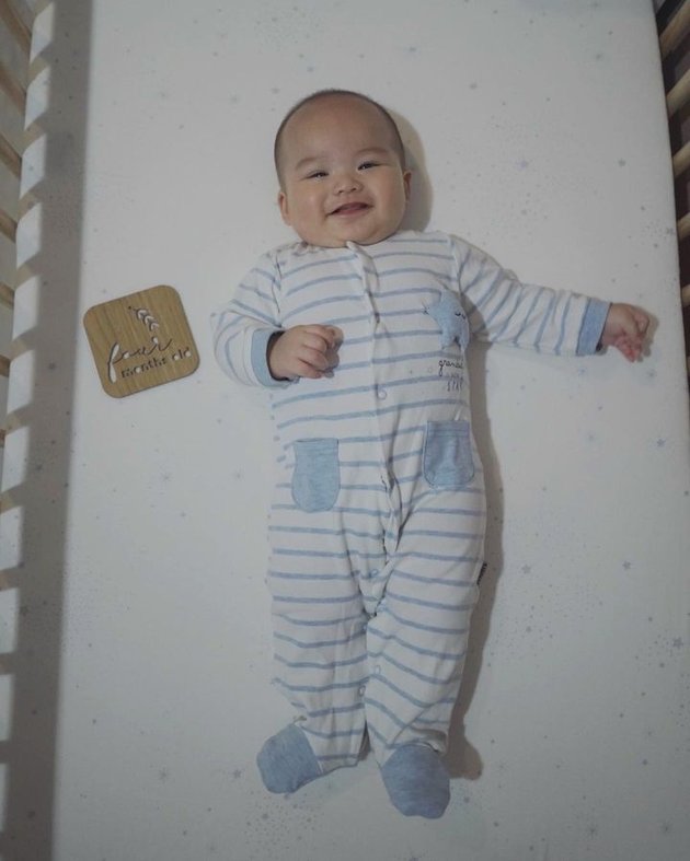 Portrait of Avery Stefen Chow, Stella and Fandy's Child, Who is Now 4 Months Old, Resembling Papa More and More