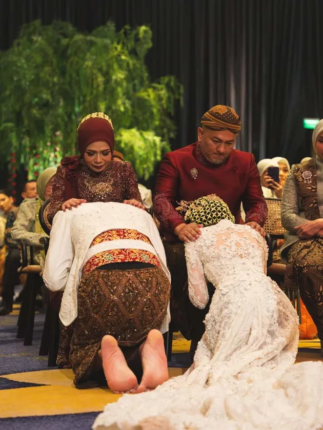 Syifa Hadju dan El Rumi sungkem