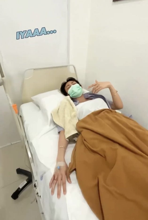 Portrait of Ayu Dewi Almost Fainting Until Taken to Hospital Because of Stomach Acid - Previously Managed to Take Children for Vaccination
