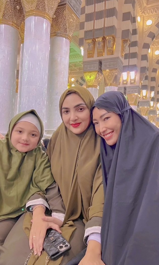 Ayu Dewi's Lovely Moments with Regi Datau in the Holy Land, Meeting Ashanty and Arsy