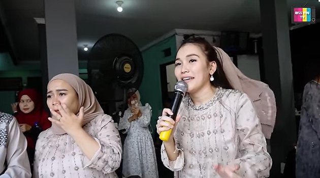 Portrait of Ayu Ting Ting Giving Lebaran Pocket Money to Villagers, Becomes the Center of Attention Due to the Nominal