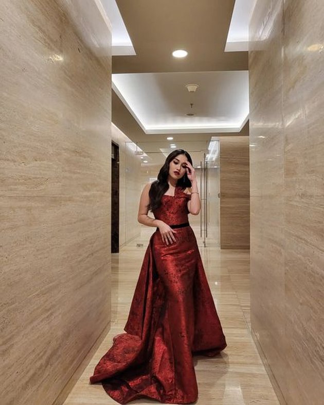 Portrait of Ayu Ting Ting Transformed into a Red Queen, Exuding Gracefulness While Showcasing a Series of Luxury Diamond Accessories!