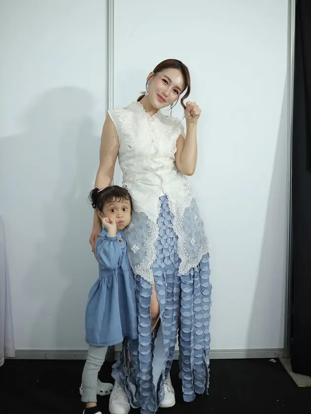 Ayu Ting Ting bersama keponakan