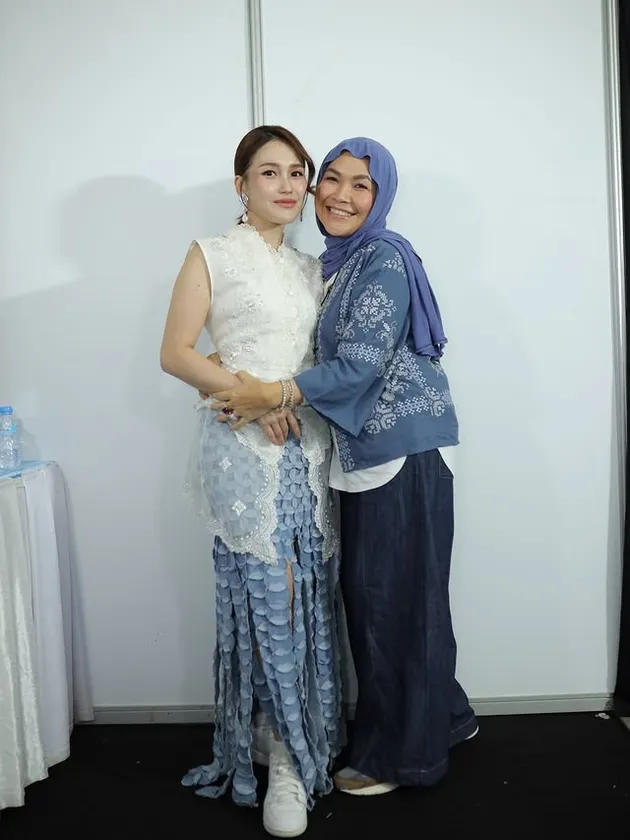 Ayu Ting Ting dipeluk ibu