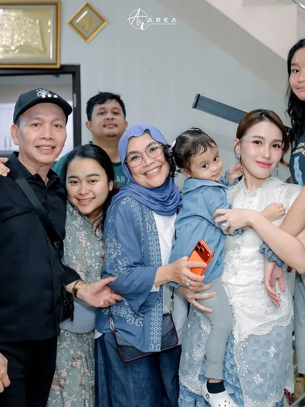 Ayu Ting Ting bersama keluarga