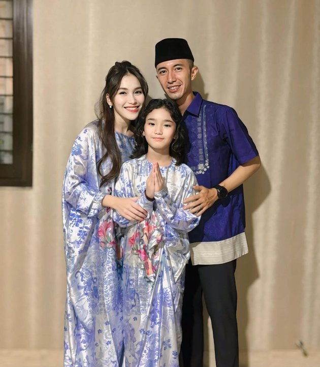 Portrait of Ayu Ting Ting Celebrating Eid with M Fardhana, Already Wearing Uniform Like a Family